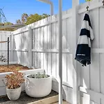 Relaxing Geelong King Studio