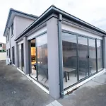 Stylish House In Geelong For Large Family Or Group
