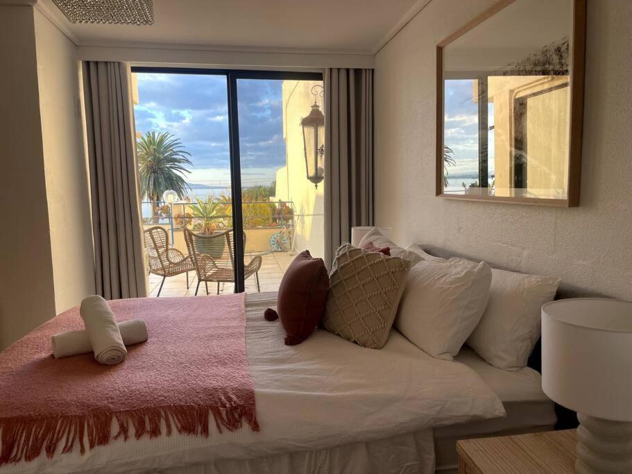 Waterfront Sub-penthouse With View Apartment *