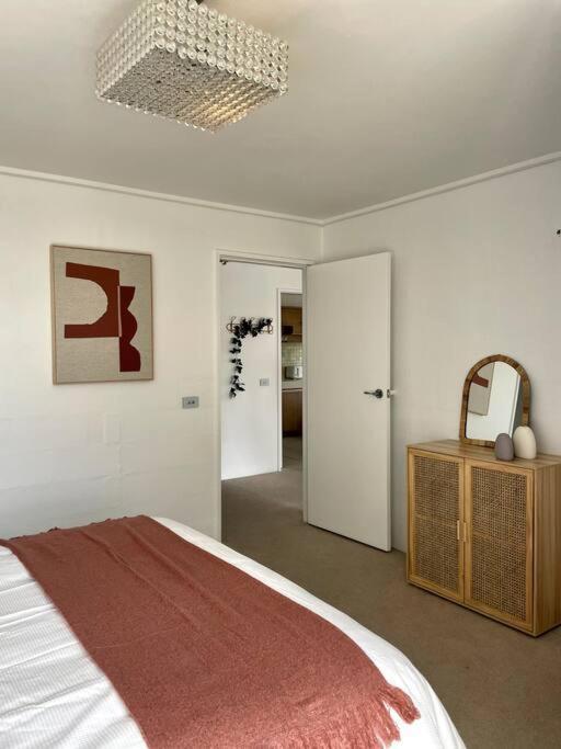 Waterfront Sub-penthouse With View * Geelong