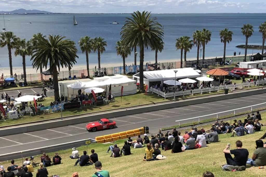 Waterfront Sub-penthouse With View * Geelong