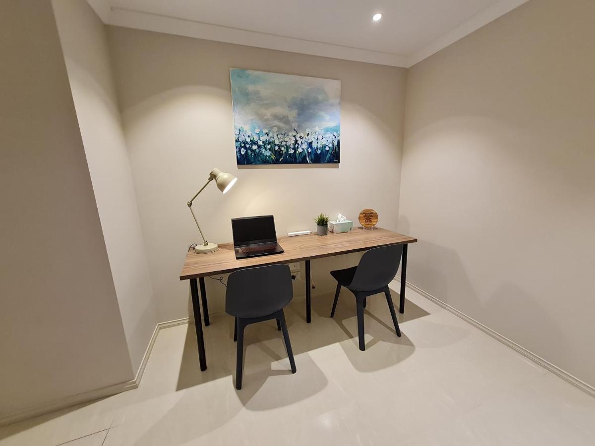 Stylish House In For Large Family Or Group Geelong