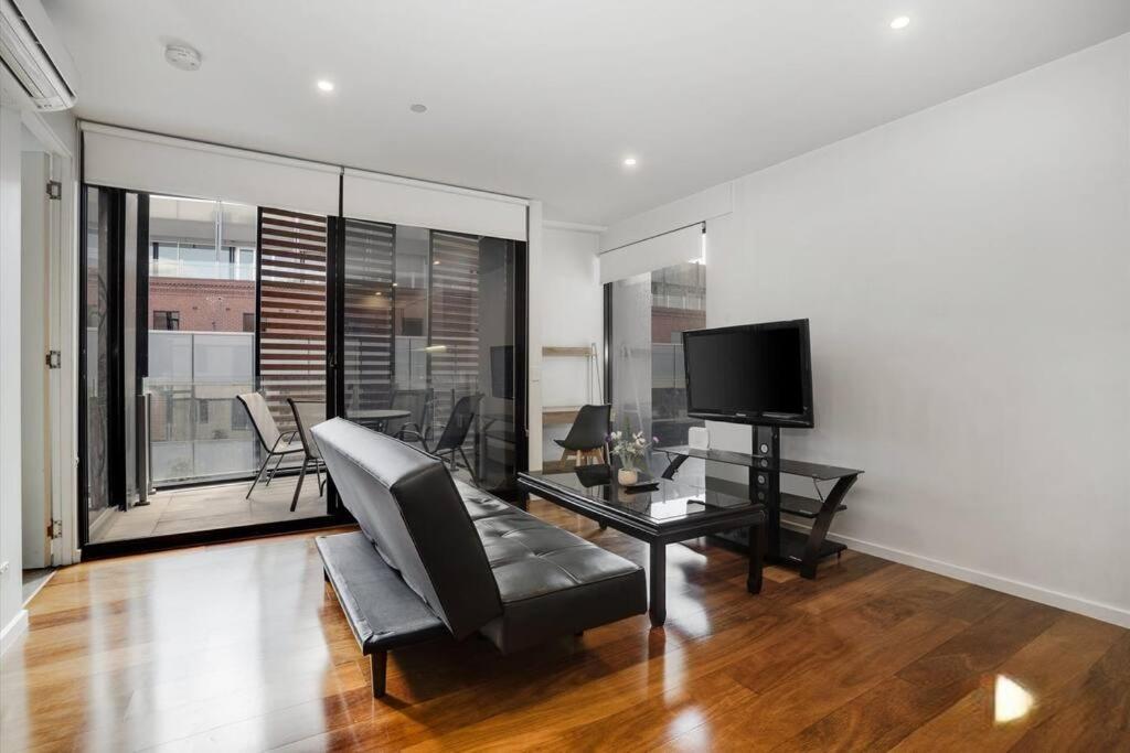 Apartment Beachfront Bliss: Luxury Living *