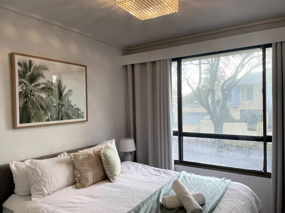 Waterfront Sub-penthouse With View Apartment