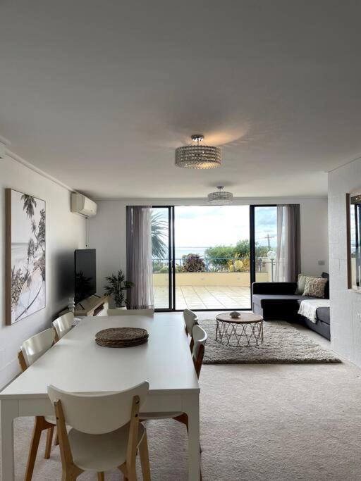 Waterfront Sub-penthouse With View Apartment *