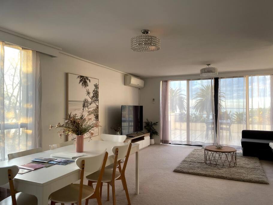 Waterfront Sub-penthouse With View Apartment Geelong