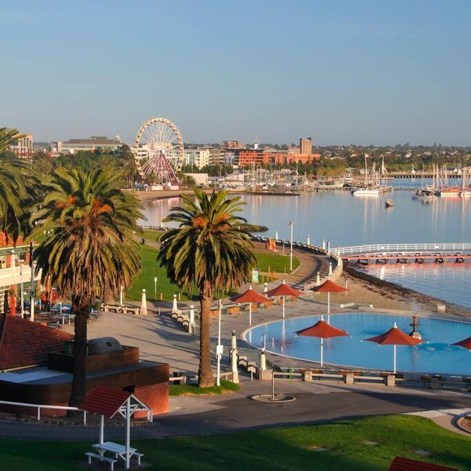 Waterfront Sub-penthouse With View Geelong