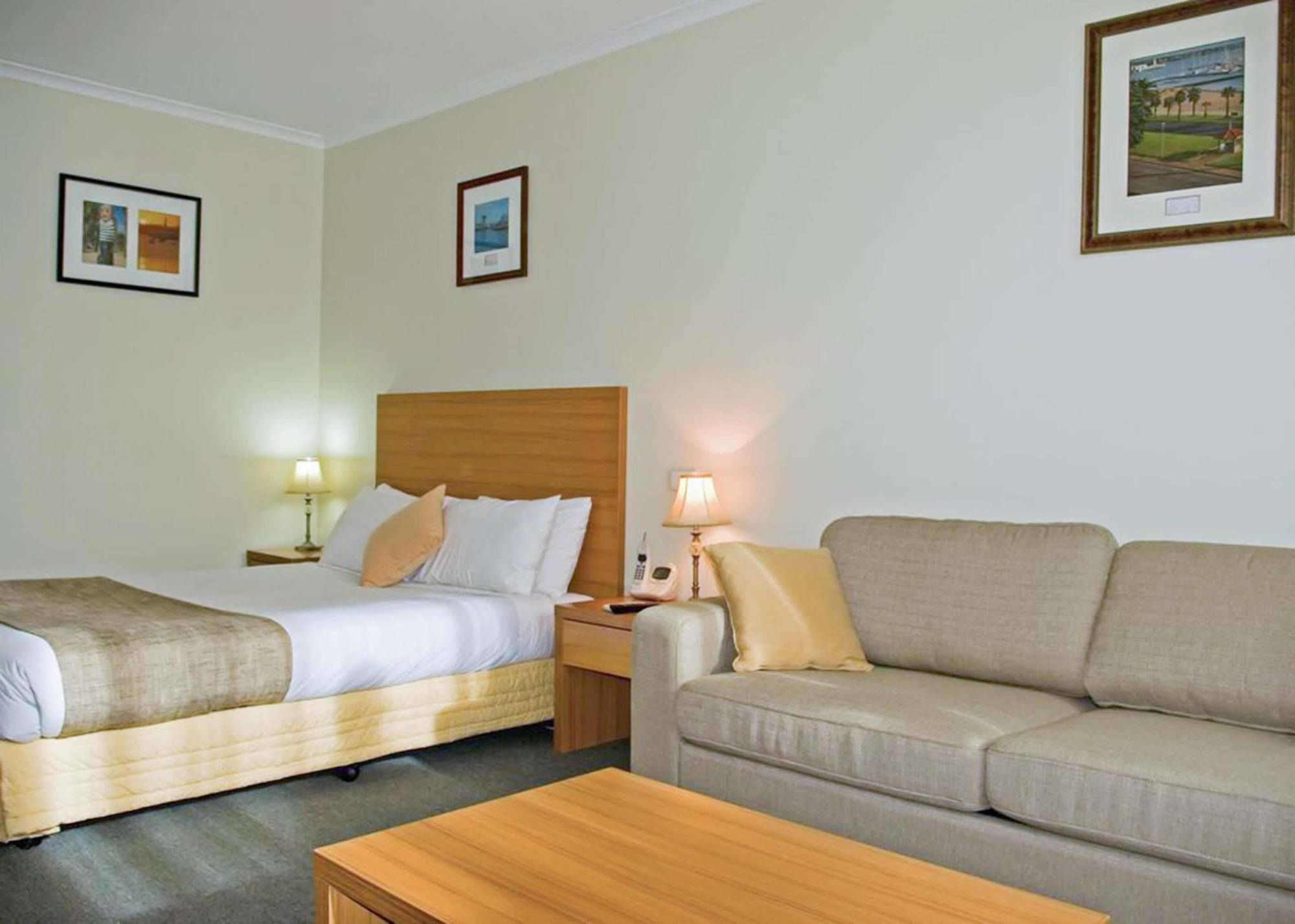 Admiralty Motel 3*